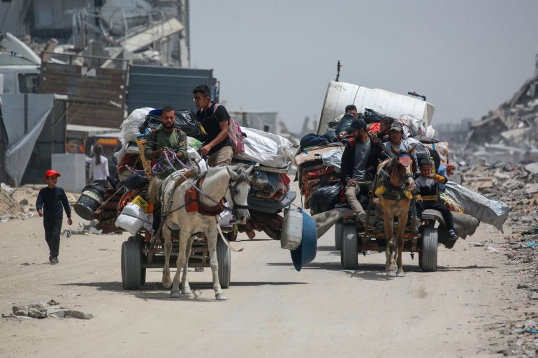 غزة تختنق.. جوع وموت ودمار في قبضة الاحتلال 25 Palestinians move with their belongings as they flee the northern cities of Jabalia and Beit Lahia Gaza Strip towards Gaza City amid continuous Israeli strikes in the besieged Palestinian territory on May 17, 2025. (Photo by Bashar TALEB / AFP)