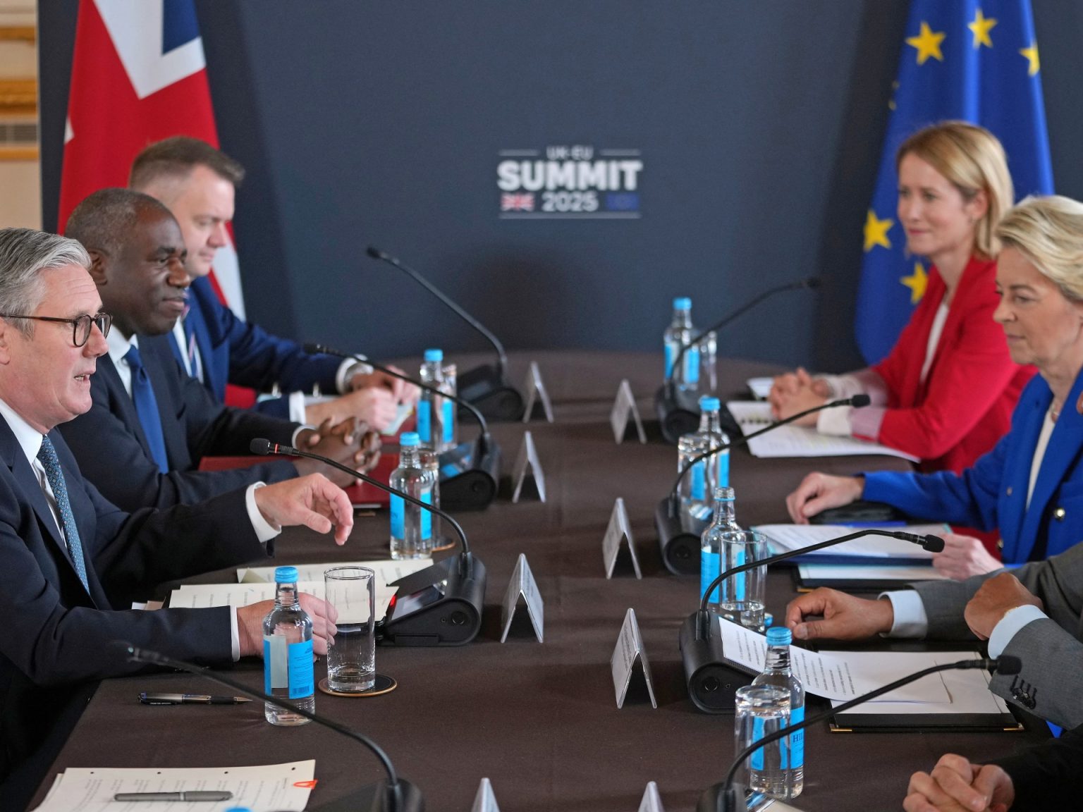 اتفاق دفاعي جديد في قمة “تاريخية” بين بريطانيا والاتحاد الأوروبي afp 682b321c4861 1747661340