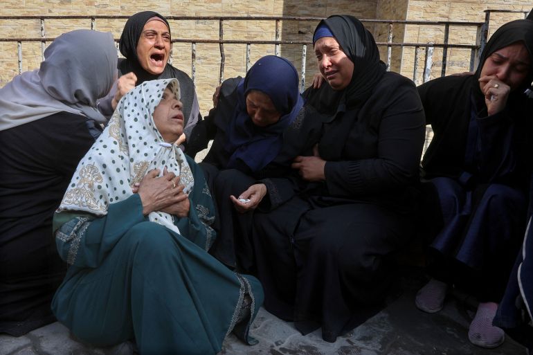 إسرائيل أحرقت النازحين نياما في مجزرة حي الدرج 23 Palestinian women bid farewell to loved ones at Gaza City's Al-Ahli Arab hospital, also known as the Baptist hospital, following an Israeli airstrike that hit an UNRWA school, serving as a shelter for people who left their homes in the besieged Palestinian territory, on May 20, 2025.