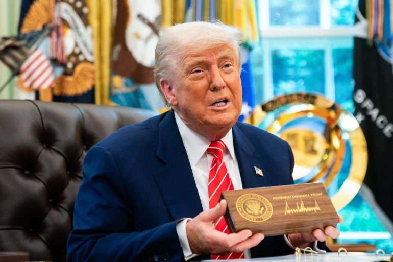 ماسك في حفل مغادرته البيت الأبيض: سأبقى صديقا ومستشارا لترامب 1 US President Donald Trump speaks during a news conference before presenting Elon Musk with a "key to the White House" in the Oval Office of the White House in Washington, DC, on May 30, 2025.