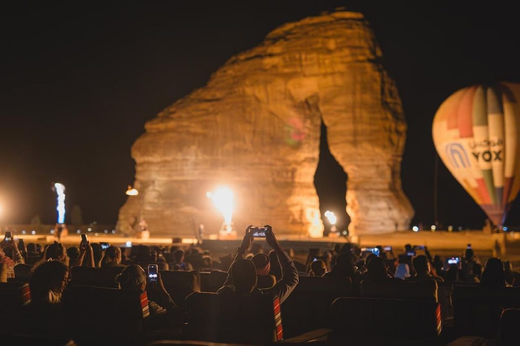 ليالي العلا تنبضت بالسينما: ڤوكس سينما أضاءت «مرايا» العلا بأول سينما مون لايت تحت ضوء القمر في المملكة العربية السعودية ajel2F2025 05 052F2gf1z5a92FD984D98AD8A7D984D98A D8A7D984D8B9D984D8A7