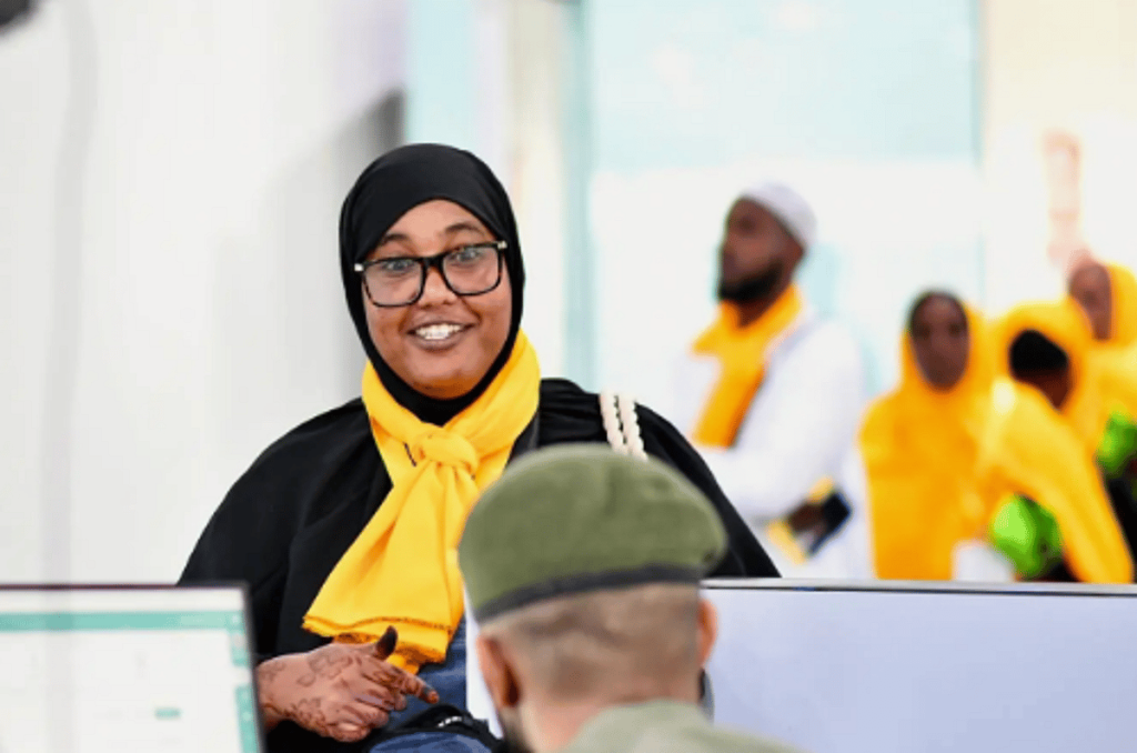 جوازات مطار الأمير محمد بن عبدالعزيز بالمدينة المنورة تستقبل أولى رحلات ضيوف الرحمن القادمين من الصومال ajel2F2025 05 102Fbzng60lw2FCapture