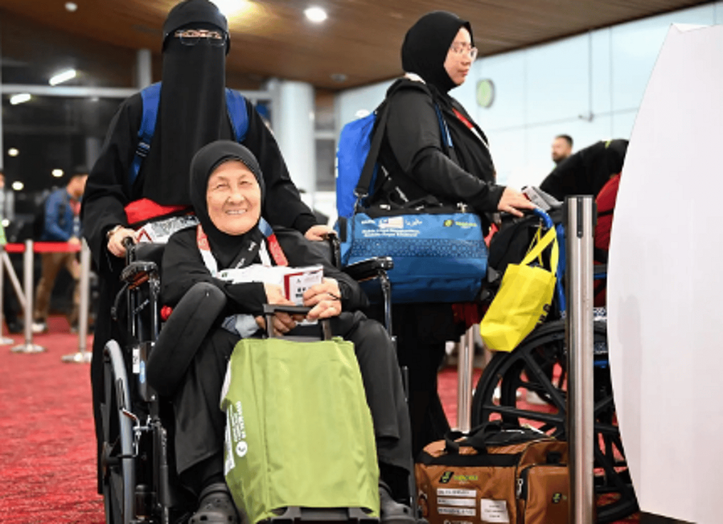 حاجة ماليزية تعبر عن سعادتها لإتاحة الفرصة لها لأداء فريضة الحج عبر مبادرة “طريق مكة” ajel2F2025 05 112Ffrvi0h132FCapture
