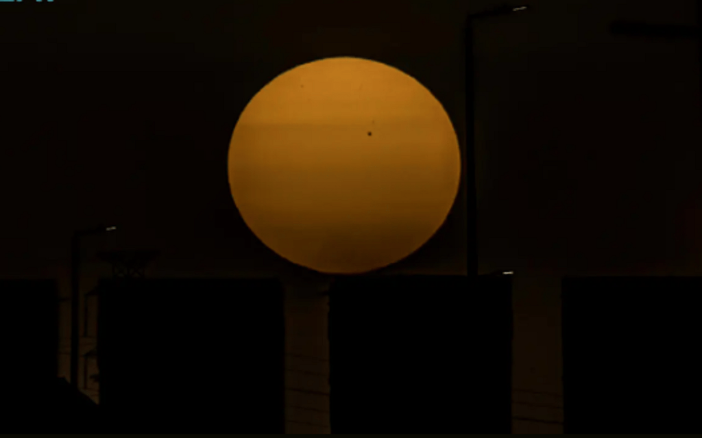 رصد بُقع شمسية في سماء عرعر ajel2F2025 05 172Fzgs57t0t2FCapture