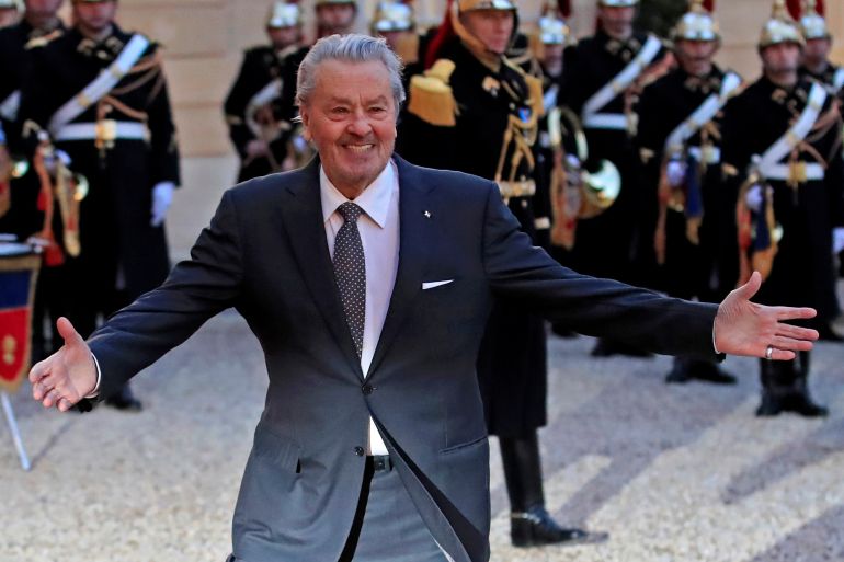 وجه آخر لأيقونة الرومانسية ديلون: أسلحة وعنف وكسر لأضلاع زوجته 2 Actor Alain Delon arrives to attend a state dinner in honour of Chinese President Xi Jinping and his wife Peng Liyuan (not pictured) at the Elysee Palace in Paris, France, March 25, 2019. REUTERS/Gonzalo Fuentes