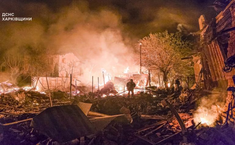 ترقب لمفاوضات أوكرانيا وروسيا في إسطنبول ومبعوث ترامب يؤكد مشاركته 20 In this photo provided by the Ukrainian Emergency Service, firefighters put out a fire following a Russian drone attack that hit apartment buildings in Kharkiv, Ukraine, Wednesday, April 30, 2025. (Ukrainian Emergency Service via AP)