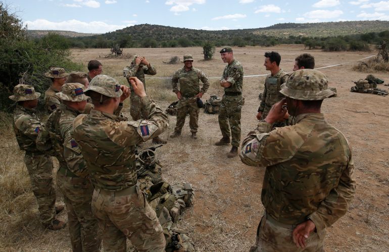 بريطانيا توسع نفوذها في أفريقيا تحت غطاء الأمن 20 Britain's Prince William, center right, speaks to soldiers during a visit to the 1st Battalion the Irish Guards battle group, training under the British Army Training Unit Kenya (BATUK), in his role as Colonel of the Regiment, in Laikipia, Kenya Sunday, Sept. 30, 2018. Britain's Prince William, who has campaigned against the killing of elephants, rhinos, and other species, is in Africa this week to discuss threats to conservation ahead of a London conference on the illegal wildlife trade. (Thomas Mukoya/Pool via AP)