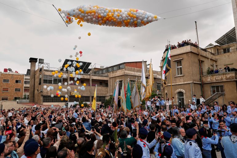 إرث الطائفية.. سلاح يهدد مساعي السوريين لبناء دولتهم 20 Members of the Greek Orthodox Church in Syria march to mark Palm Sunday in the predominantly Christian al-Qassaa neighborhood of Damascus, Syria, Sunday, April 13, 2025. (AP Photo/Omar Sanadiki)