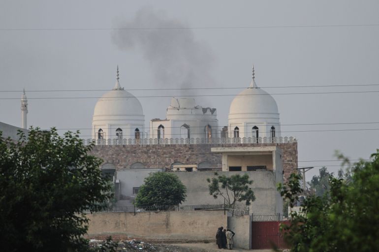 بالصور.. تصعيد جديد يعيد شبح المواجهة بين الهند وباكستان 21 Local residents stand outside a mosque of an Islamic seminary partially damaged by a suspected Indian missile attack, outskirts of Bahawalpur, Pakistan, Wednesday, May 7, 2025. (AP Photo/Asim Tanveer)
