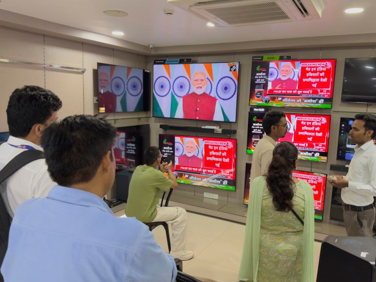 الهدوء يسود بين الهند وباكستان ومودي يتوعد 21 Indians watch the live telecast of Indian Prime Minister Narendra Modi's speech on television screens, in Prayagraj, in the northern Indian state of Uttar Pradesh, India, Monday, May 12, 2025. (AP Photo/Rajesh Kumar Singh)