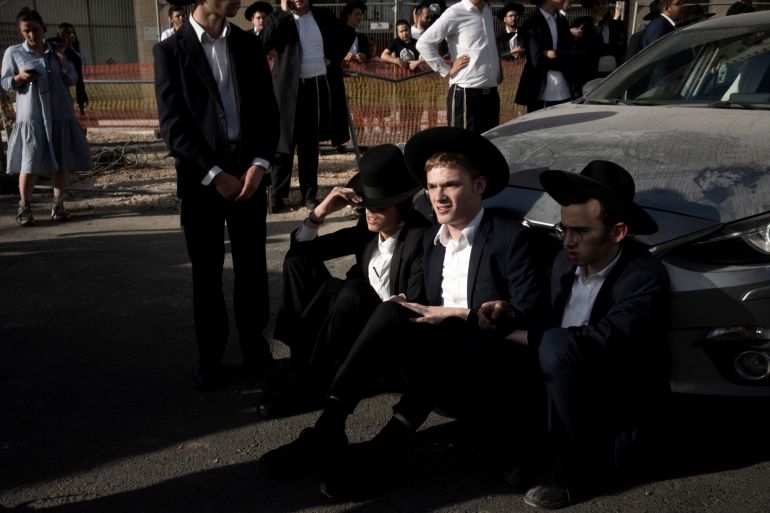 حملة لاعتقال الحريديم الفارين من الخدمة وقادتهم يهددون بإسقاط الحكومة 22 Ultra-Orthodox Jewish men block a car from crossing Jaffa Street in central Jerusalem, Thursday, Sept. 29, 2022 to protest attempts to force them to register for Israel's military draft. Military service is mandatory for most Jewish Israeli men, but the ultra-Orthodox often receive exemptions in order to continue their religious studies. (AP Photo/ Maya Alleruzzo)