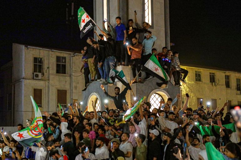 بالصور.. كيف تفاعل السوريون مع قرار رفع العقوبات الأميركية؟ 20 Syrians celebrate after U.S. President Donald Trump announced plans during his visit to Saudi Arabia to ease sanctions on Syria and normalize relations with its new government, in Homs, Syria, late Tuesday, May 13, 2025.(AP Photo/Omar Albam)