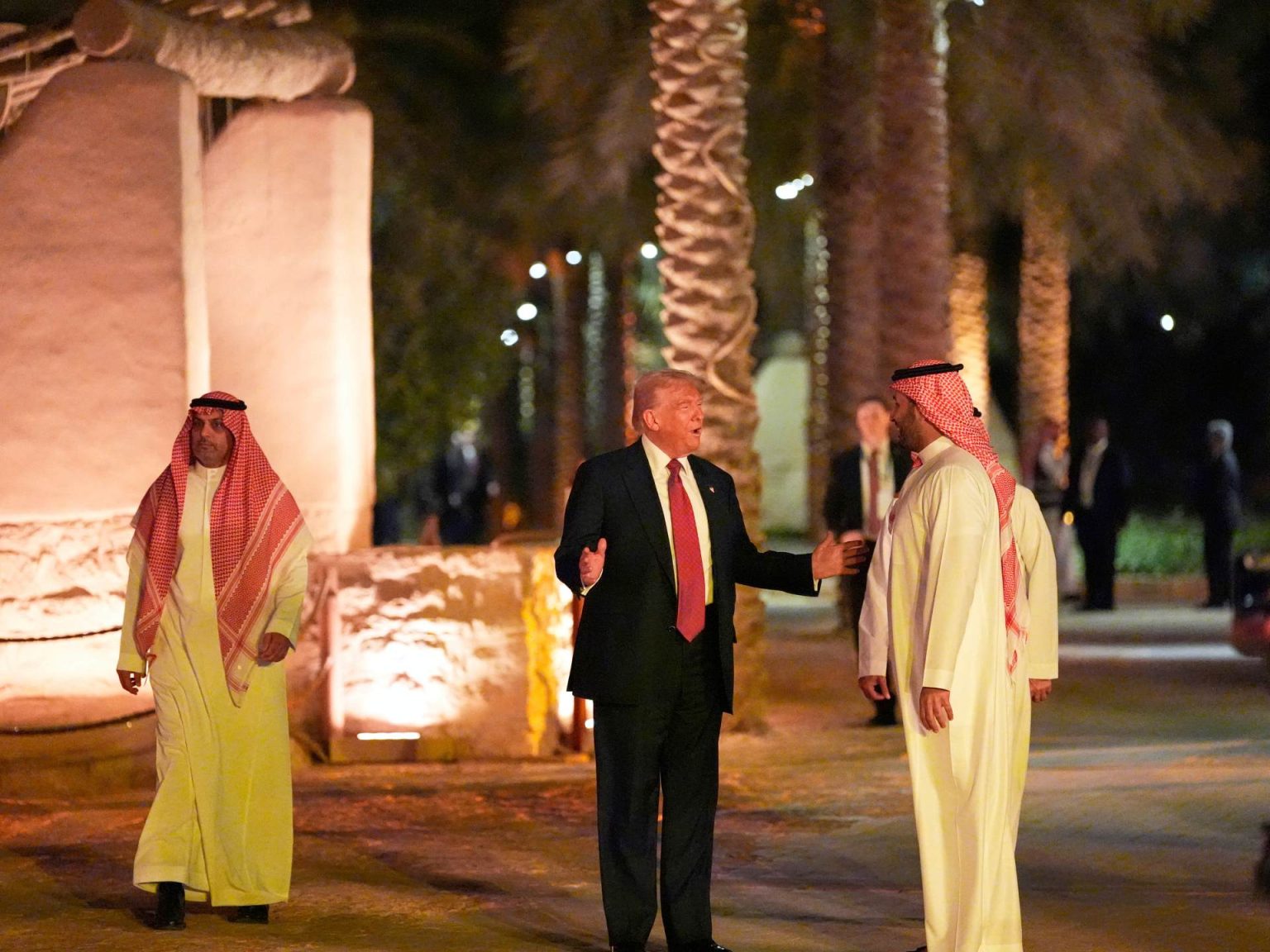 بلومبيرغ عن جولة ترامب الخليجية: كأنما كان في بيته ap 6827698b3a34b 1747413387