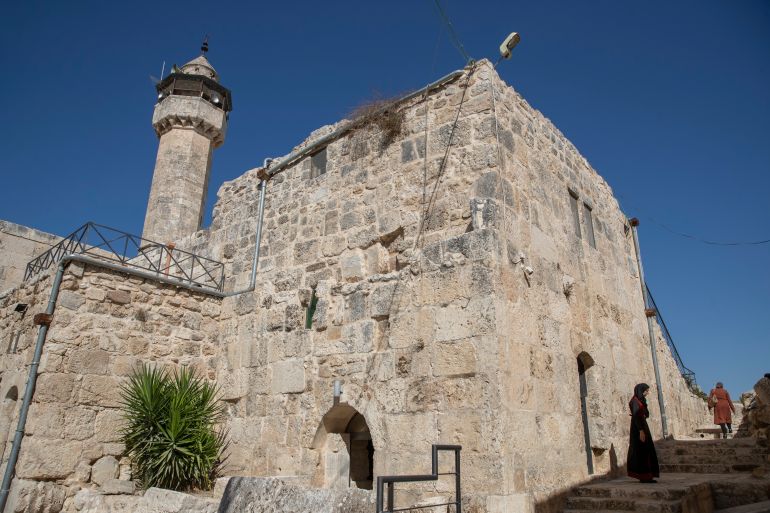 ضم وتهويد.. إسرائيل تسابق الزمن لابتلاع "سبسطية" الأثرية بالضفة 1 The Nabi Yahya Mosque and the the Sebastia Museum at the historic archaeological center of the West Bank village of Sebastia, north of Nablus, Thursday, Oct. 7, 2021. Palestinians on Thursday celebrated their heritage at folklore festival in the ancient West Bank town of Sebastia. (AP Photo/Nasser Nasser)