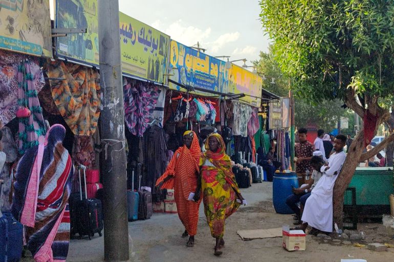 مشاهد من الحياة في بورتسودان عقب هجوم المسيرات 21 الحياة في مدينة بورتسودان بعد تعرضها لهجوم بمسيّرات قوات الدعم السريع