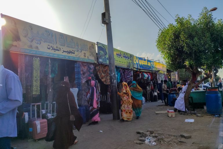 مشاهد من الحياة في بورتسودان عقب هجوم المسيرات 20 الحياة في مدينة بورتسودان بعد تعرضها لهجوم بمسيّرات قوات الدعم السريع