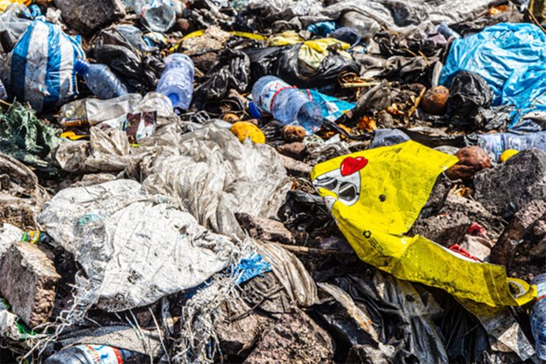 المجتمع المدني بالكونغو يسعى إلى تحويل النفايات لفرص اقتصادية 20 Gambela street in Kinshasa, where plastic waste have invaded people environment. Photo : Matadi