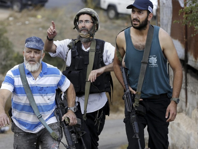استنكار الجنرال غولان لقتل أطفال غزة يوحّد ساسة إسرائيل 22 Israeli settlers gather at the scene of an attack in the West Bank settlement of Qiriat Arba, near Hebron, 09 October 2015. According to reports, a Palestinian man was shot and wounded after he stabbed an Israeli police officer. Violence has been ongoing in the region for weeks, focused on Jerusalem and nearby areas on the West Bank amid rising concerns the situation could lead to an even greater escalation if not scaled back soon.