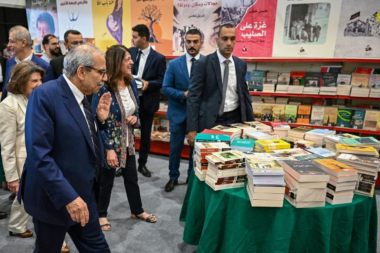 السياسة قبل الرواية والشعر في الدورة الـ66 لمعرض بيروت للكتاب 20 Lebanon's Prime Minister Nawaf Salam (L) visits the 66th Beirut Arab International Bookfair in the Lebanese capital on May 15, 2025. (Photo by Joseph EID / AFP)