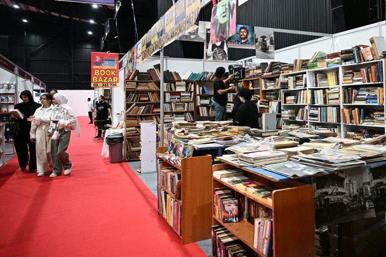 السياسة قبل الرواية والشعر في الدورة الـ66 لمعرض بيروت للكتاب 22 People visit the 66th Beirut Arab International Bookfair in the Lebanese capital on May 15, 2025. (Photo by Joseph EID / AFP)