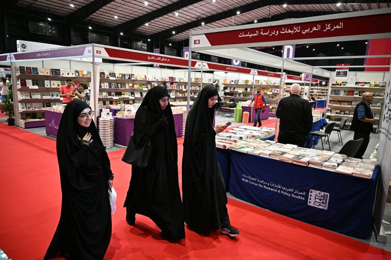 السياسة قبل الرواية والشعر في الدورة الـ66 لمعرض بيروت للكتاب 23 People visit the 66th Beirut Arab International Bookfair in the Lebanese capital on May 15, 2025. (Photo by Joseph EID / AFP)