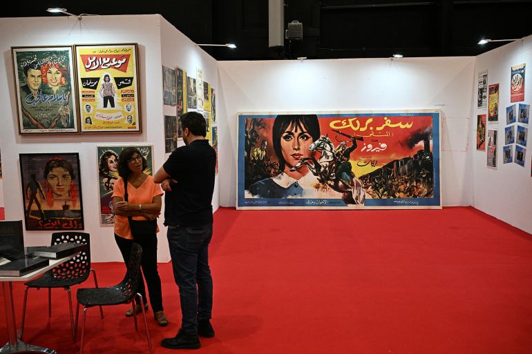السياسة قبل الرواية والشعر في الدورة الـ66 لمعرض بيروت للكتاب 24 Lebanon's Prime Minister Nawaf Salam (L) visits the 66th Beirut Arab International Bookfair in the Lebanese capital on May 15, 2025. (Photo by Joseph EID / AFP)