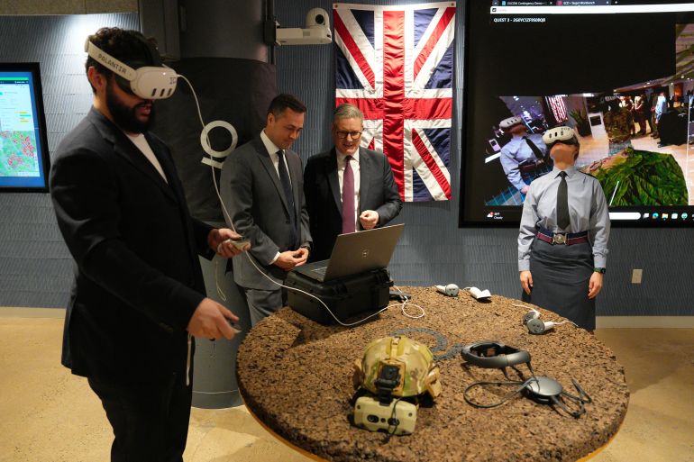 أوروبا تخوض سباق حواجز لإعادة التسلح 20 WASHINGTON, DC - FEBRUARY 27: UK Prime Minister Keir Starmer tours Palantir Technologies headquarters with company employees and British military personnel on February 27, 2025 in Washington, DC. British Prime Minister Keir Starmer is on his first visit to Washington since US President Donald Trump returned to the White House. Starmer's trip comes shortly after he announced an increase in UK defence spending, ostensibly as a signal to Trump that the UK is prepared to bolster Europe's security, and as he aims to broker a fair peace deal for Ukraine amid Trump's warming relations with Russia. Carl Court - Pool/Getty Images/AFP (Photo by CARL COURT / GETTY IMAGES NORTH AMERICA / Getty Images via AFP)