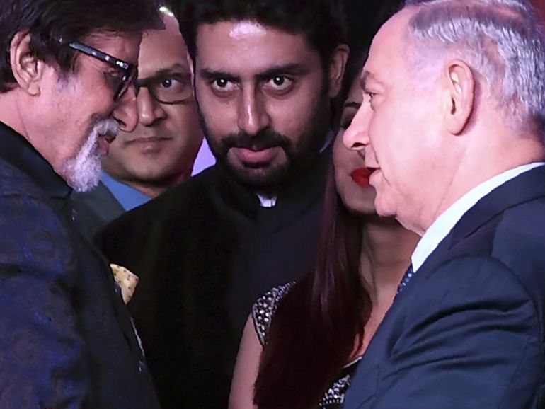 إسرائيل وكشمير.. خيوط العلاقة بين الصهيونية واليمين الهندوسي 19 Bollywood actor Amitabh Bachchan (L) speaks with Israeli Prime Minister Benjamin Netanyahu at the Shalom Bollywood event in Mumbai on 18 January