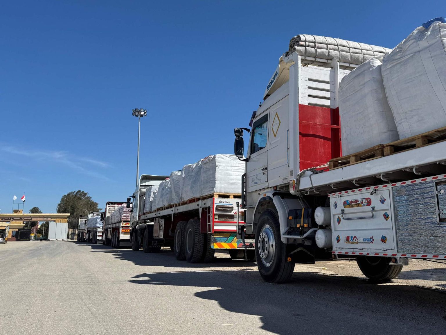 إسرائيل تسمح بدخول مؤقت لمساعدات غزة بعد ضغط أميركي doc 36yz2ph 1741036683