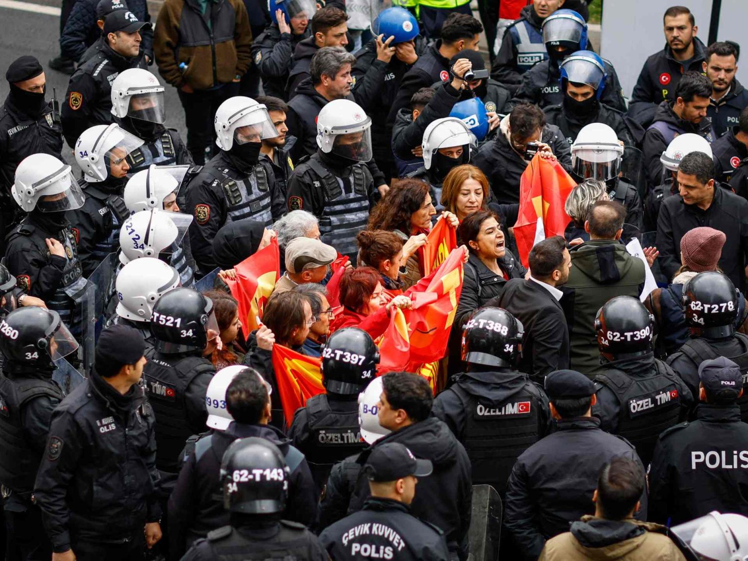 في عيد العمال.. مظاهرات نقابية واشتباكات ومطالب بتحسين الأجور doc 446m3zg 1746116795