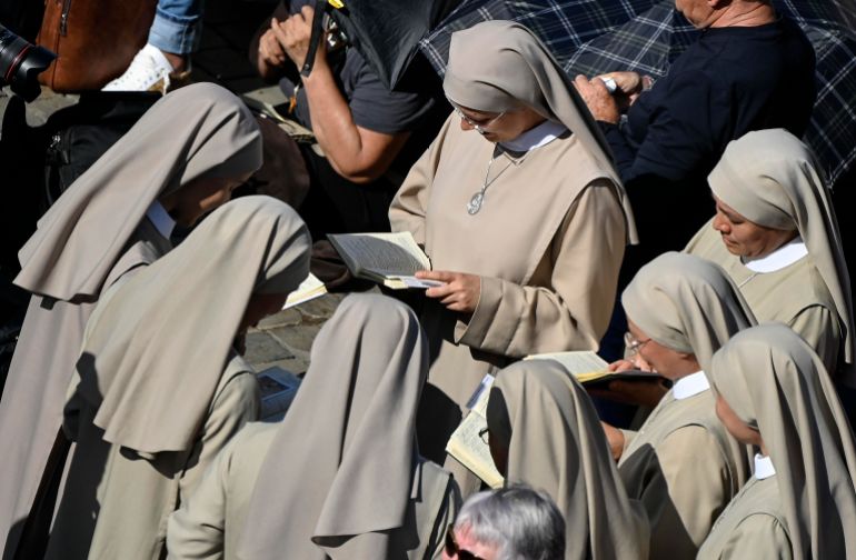 المرأة في الكنيسة الكاثوليكية.. أي طريق سيسلك البابا الجديد؟ 19 epa12083850 Nuns pray in St.Peter's Square on the second day of the conclave, in Vatican City, 08 May 2025. EPA-EFE/RICCARDO ANTIMIANI