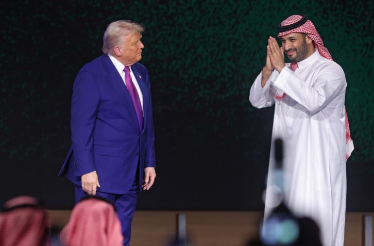 بالصور.. كيف تفاعل السوريون مع قرار رفع العقوبات الأميركية؟ 25 epa12096900 US President Donald Trump (L) and Saudi Crown Prince Mohammed bin Salman bin Abdulaziz Al Saud (R) attend the Keynote Address at the Saudi-US Investment Forum in Riyadh, Saudi Arabia, 13 May 2025. The forum is taking place during the state visit of US President Trump to Saudi Arabia on 13 May. EPA-EFE/ALI HAIDER