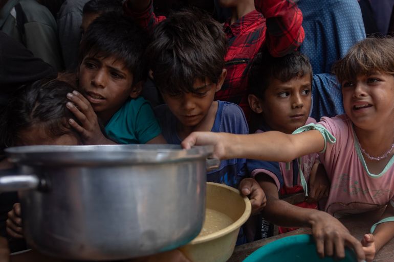 غزة تختنق.. جوع وموت ودمار في قبضة الاحتلال 21 epa12112766 Hundreds of internally displaced Palestinians gather outside a charity kitchen in Gaza city to receive limited food rations, 18 May 2025. Kitchen administrators warn their stocks would run out in two days due to the suspension of humanitarian aid entering the Gaza Strip. According to the UN half a million people, or one in five people in the Strip are facing starvation while the entire population of the Gaza Strip continues to face a critical risk of famine following 19 months of conflict, mass displacement and severe restrictions on humanitarian aid. EPA-EFE/HAITHAM IMAD