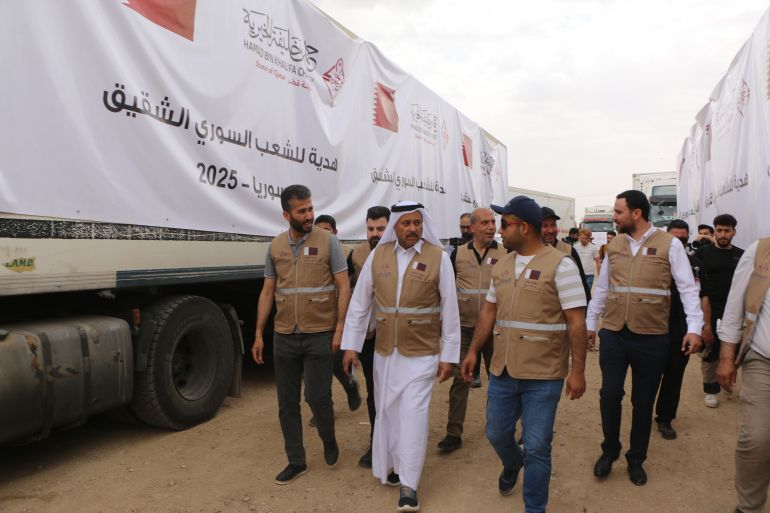مؤسسة حمد بن خليفة الخيرية تطلق حملتها الإغاثية الأولى في سوريا 20 جولة الهاجري على الشاحنات بعد وصولها للداخل السوري 3