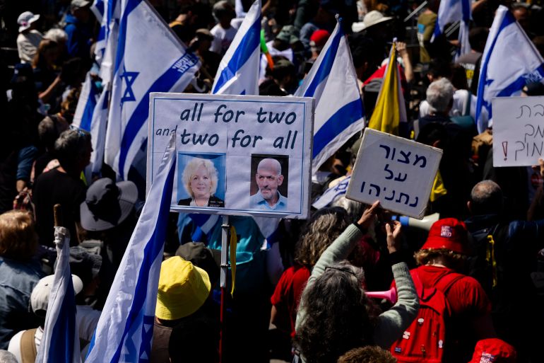 الاستجواب المضاد.. نتنياهو يواجه السجن أو العزل أو التعذر 21 JERUSALEM, ISRAEL - MARCH 23: Protesters hold signs with photos of attorney general Gali Baharav Miara and Israel's intelligence Director Ronen Bar during a protest against the Israeli government outside the Prime Minister's office on March 23, 2025 in Jerusalem. Israelis are taking to the streets calling for a new ceasefire in Gaza and to protest against what they consider to be an attack on the country's democracy by the rightwing coalition of Benjamin Netanyahu's government. (Photo by Amir Levy/Getty Images)