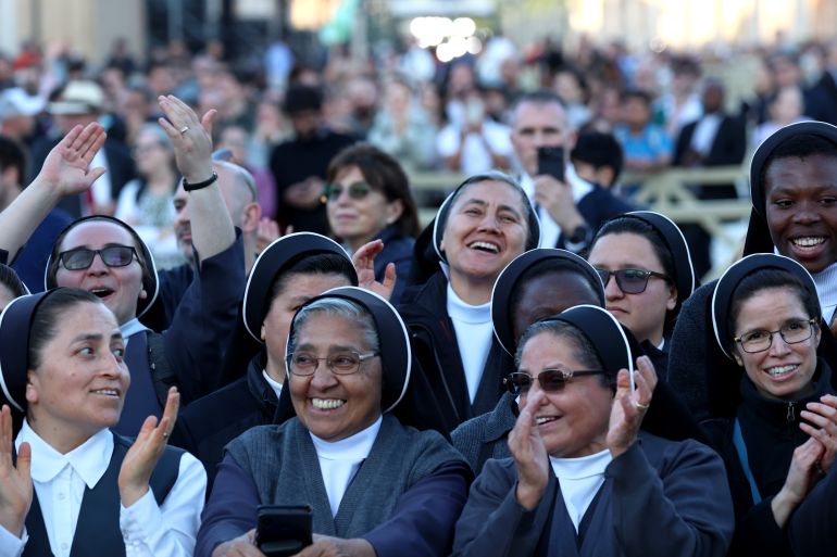المرأة في الكنيسة الكاثوليكية.. أي طريق سيسلك البابا الجديد؟ 20 VATICAN CITY, VATICAN - MAY 08: Faithful and nuns celebrate on St Peter's Square as they witness white smoke after a new pope is elected at the conclave on May 08, 2025 in Vatican City, Vatican. White smoke was seen over the Vatican early this evening as the Conclave of Cardinals took just two days to elect Cardinal Robert Francis Prevost, who will be known as Pope Leo (Leone) XIV, as the 267th Supreme Pontiff after the death of Pope Francis on Easter Monday. (Photo by Franco Origlia/Getty Images)