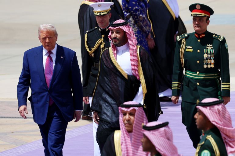 ترامب في السعودية بمستهل جولة إقليمية 20 RIYADH, SAUDI ARABIA - MAY 13: U.S. President Donald Trump is greeted by Saudi Crown Prince Mohammed bin Salman as he arrives at King Khalid International Airport on May 13, 2025, in Riyadh, Saudi Arabia. Trump begins a multi-nation tour of the Gulf region focused on expanding economic ties and reinforcing security cooperation with key U.S. allies. (Photo by Win McNamee/Getty Images)