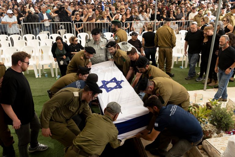 مشاكل تواجه الاحتلال بغزة: عدم استدعاء الاحتياط وانتحار الجنود ورفضهم للقتال 20 BEIT HASHMONAI, ISRAEL - APRIL 27: Israeli soldiers place a coffin covered with Israeli flag inside the grave during a funeral for Master Sergeant (res) Asaf Cafri killed in a battle in the northern Gaza Strip on April 27, 2025 in Best Hashmonai, Israel. According to the IDF, Cafri, a tank driver was hit and three other soldiers were wounded by sniper fire in the Beit Hanoun area, close to military post in the buffer zone. Beside Cafri, Police officer Sgt.Neta Yitzhak Kahane and commander Cpt. Ido Voloch were killed during fighting in Gaza City's Shejaiya neighbourhood, as IDF prepares for more offensive operation. (Photo by Amir Levy/Getty Images)