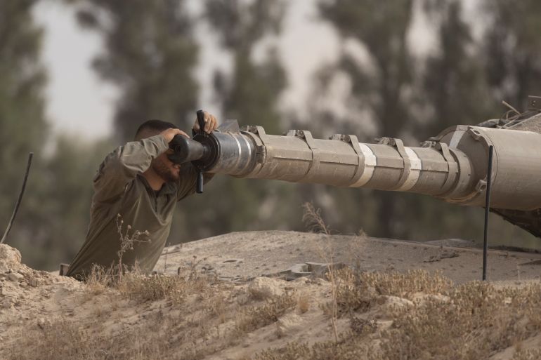 غزة تختنق.. جوع وموت ودمار في قبضة الاحتلال 23 SOUTHERN ISRAEL, ISRAEL - MAY 19: An Israeli soldier works on a tank cannon near the border with the Gaza Strip on May 19, 2025 in Southern Israel, Israel. The Israeli military has said its expanding ground operations in Gaza as part of what they're calling 'Operation Gideon's Chariots,' aimed at securing the release of hostages still held in Gaza, as well as "the defeat of Hamas." Israel has been escalating its campaign in Gaza and blockade of humanitarian aid after the previous two-month long ceasefire agreement collapsed in March. Meanwhile, over the weekend the two sides reportedly began indirect talks to reach a ceasefire in Doha, the capital of Qatar. (Photo by Amir Levy/Getty Images)