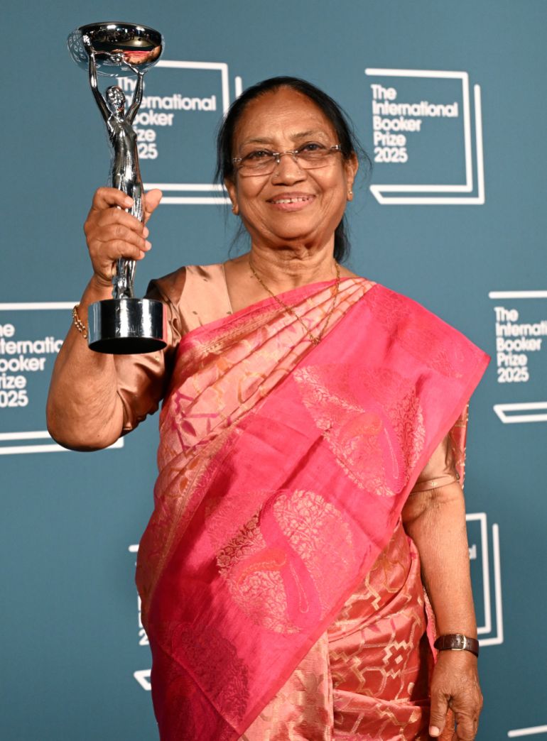 بانو مشتاق تفوز بجائزة البوكر الدولية 2025 عن "سراج القلب" 2 LONDON, ENGLAND - MAY 20: Banu Mushtaq, author of "Heart Lamp" and winner of The International Booker Prize 2025 at the Tate Modern on May 20, 2025 in London, England. (Photo by Kate Green/Getty Images)