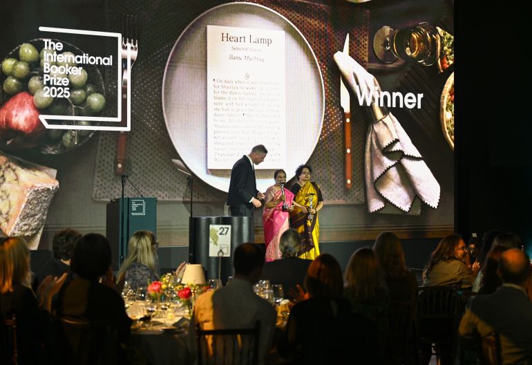بانو مشتاق تفوز بجائزة البوكر الدولية 2025 عن "سراج القلب" 1 LONDON, ENGLAND - MAY 20: Chair of Judges Max Porter (L) with Banu Mushtaq, author of "Heart Lamp", (C) and Deepa Bhasthi, translator, winners of The International Booker Prize 2025 onstage at the Tate Modern on May 20, 2025 in London, England. (Photo by Kate Green/Getty Images)