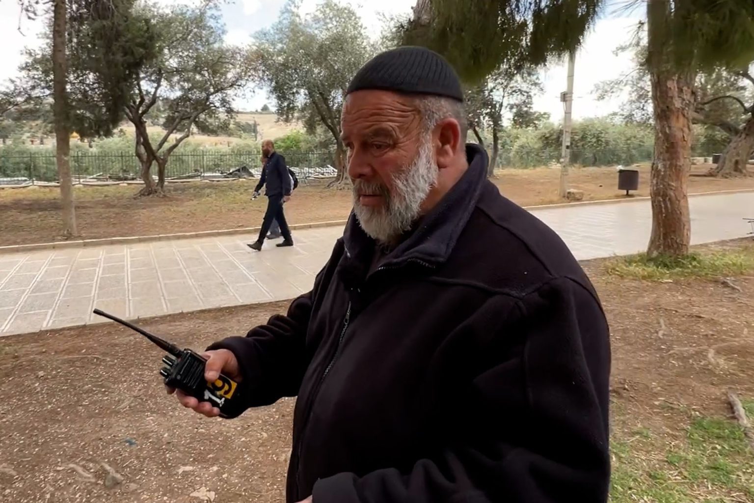 الحاج بدر أبو اسنينة.. 47 عاما في حراسة المسجد الأقصى image 1746258262