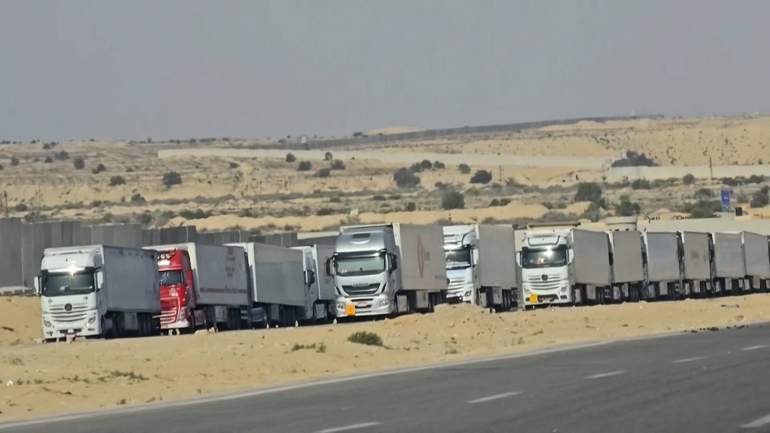 تكدس المساعدات الإغاثية على طول الطريق الدولي جنوب العريش image 1746305024