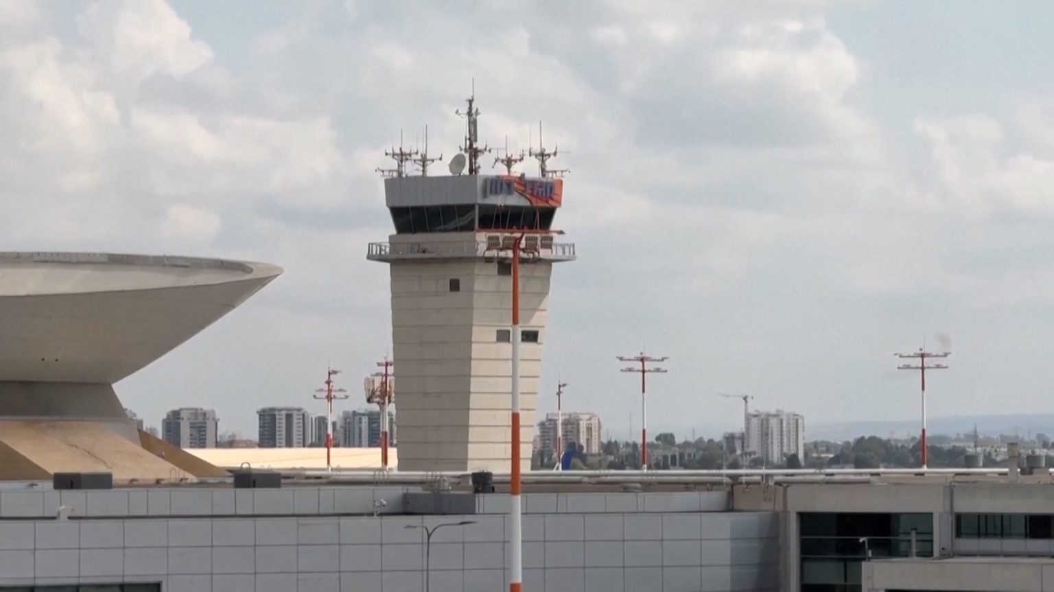 صاروخ يمني في مطار بن غوريون وتل أبيب تتوعد برد لا قيود له image 1746374689