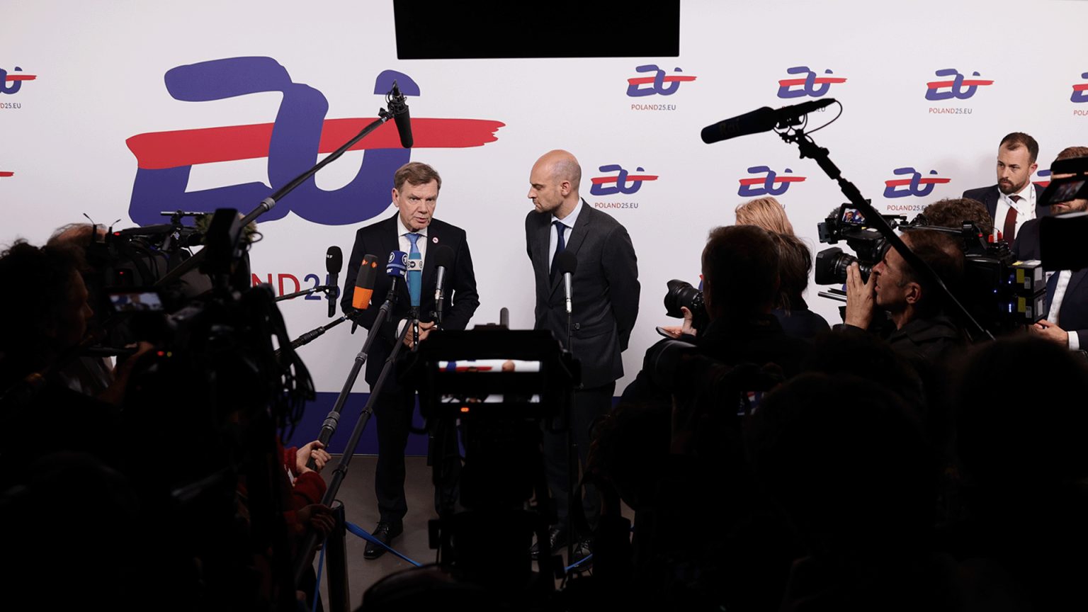 أوروبا تنتقد الحصار الإسرائيلي وتدعو لوقف النار في غزة image 1746660284