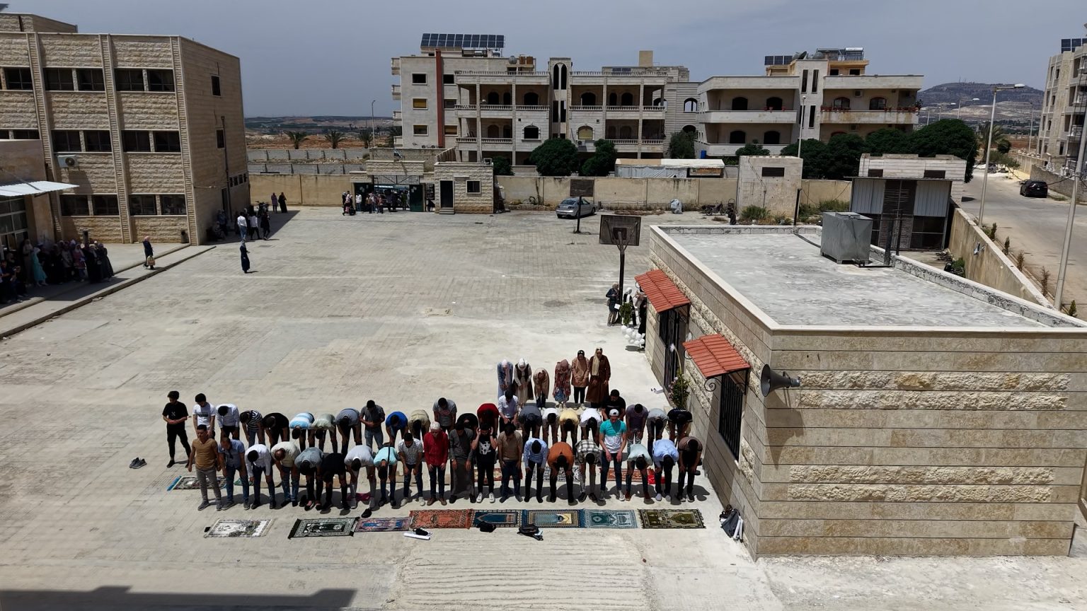 كانت الصلاة شبهة.. طلاب جامعة حماة يحتفلون بافتتاح أول مصلى image 1746819840