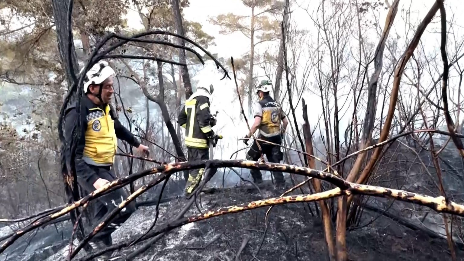 تحديات تواجه فرق الدفاع المدني في إخماد حرائق ريف اللاذقية image 1746872303