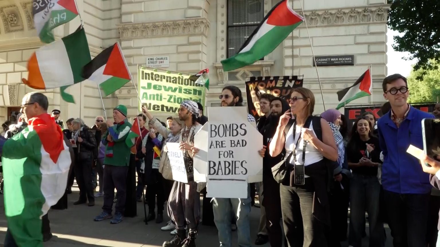 محتجون ينددون من أمام مقر الخارجية البريطانية بموقف الحكومة من الحرب في غزة image 1746875312