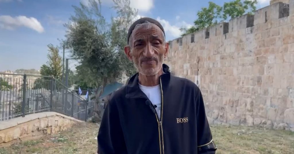 مقدسي يروي للجزيرة نت كيف أحبط إدخال قربان إلى الأقصى image 1747078995