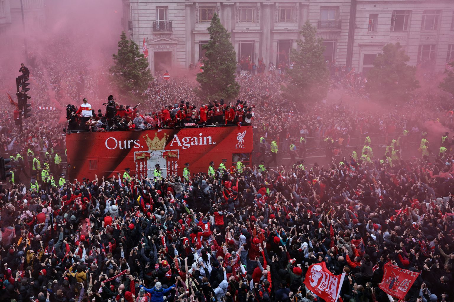 شاهد.. هكذا كانت أجواء ليفربول قبل وبعد الحادث المروع image 1748368492